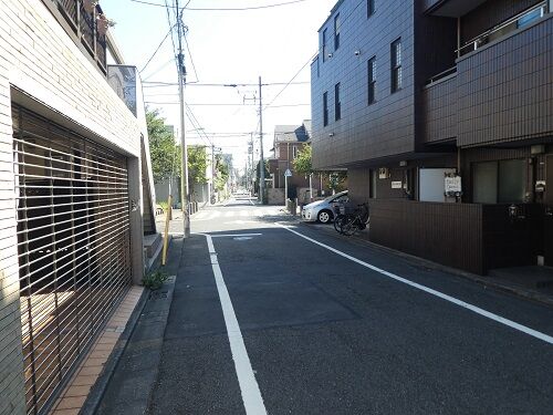 近隣の緑道手前